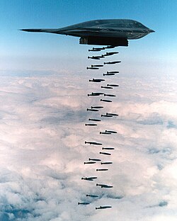 B-2_Spirit_bombing_1994 B-2 Spirit: O Bombardeiro Invisível Que Assustou o Irão – Conheça a Potência Aérea dos EUA