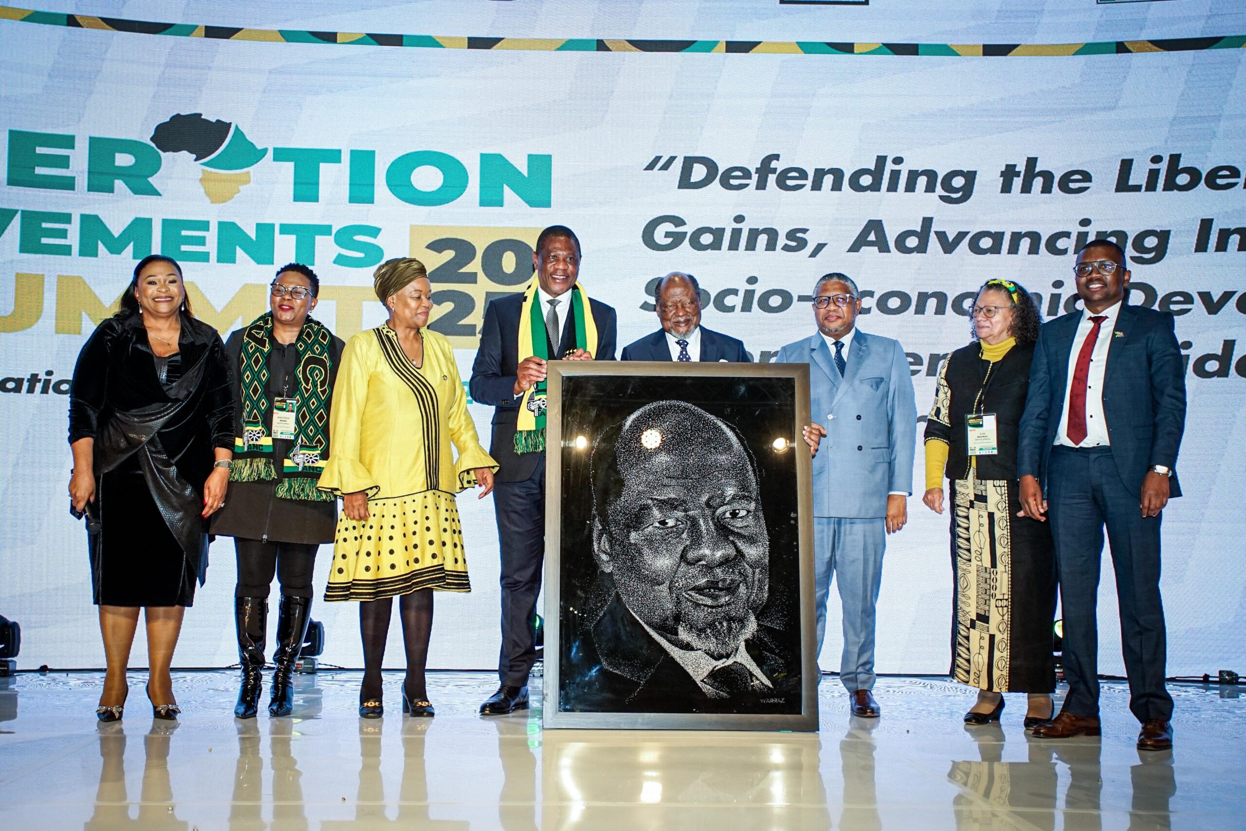IMG-20250727-WA0030-scaled 🌍 O Congresso Nacional Africano homenageia Joaquim Chissano com retrato simbólico pela sua contribuição histórica para a libertação de África